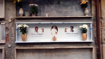 Lapide posizionata al cimitero